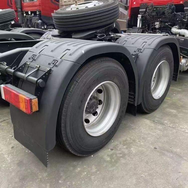 为何汽车出厂都不装挡泥板？