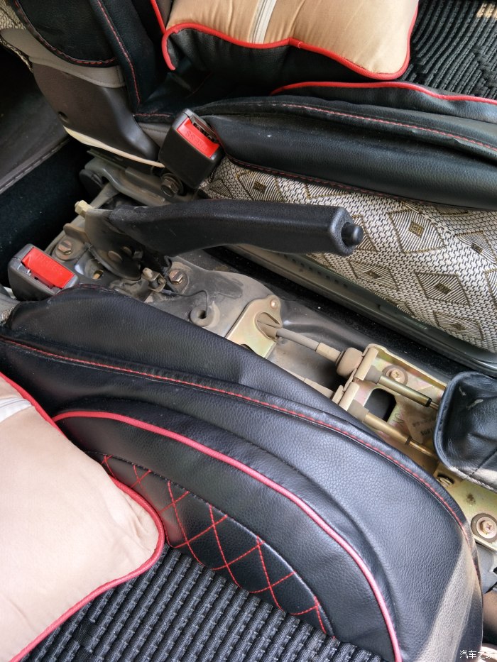 新赛欧手刹保护罩怎么拆装